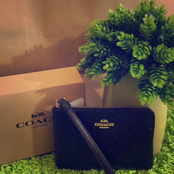 Coach Handbags - Coach Blk Sig Deb Patent  Corner Zip Wristlet